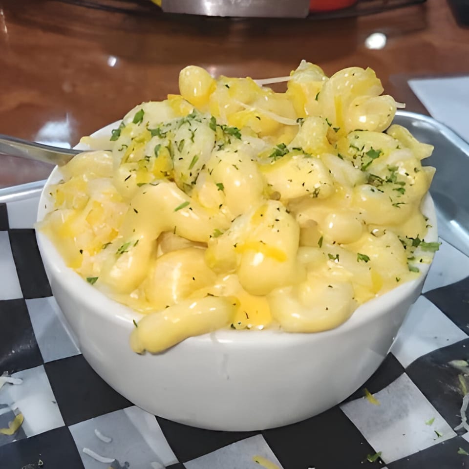 Kings Roadhouse Bar & Grill's creamy mac and cheese, topped with fresh parsley, served in a white bowl.